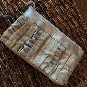 Elle wristlet
